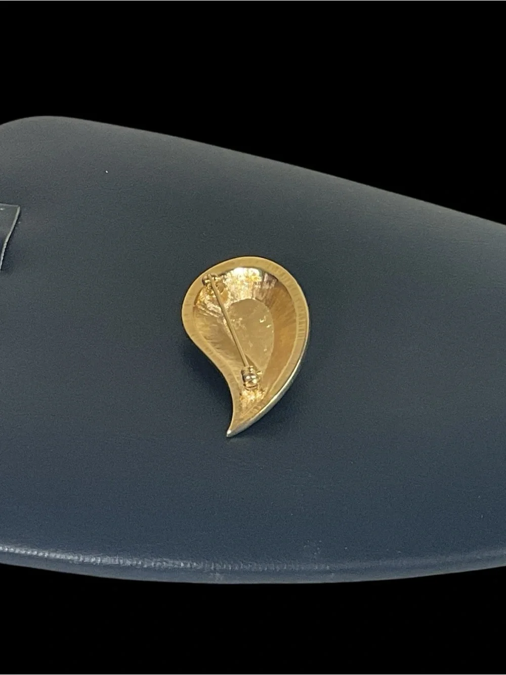 Vintage Gold Tone Paisley Brooch Abstract Teardrop Confetti Cabochon Accent Pin